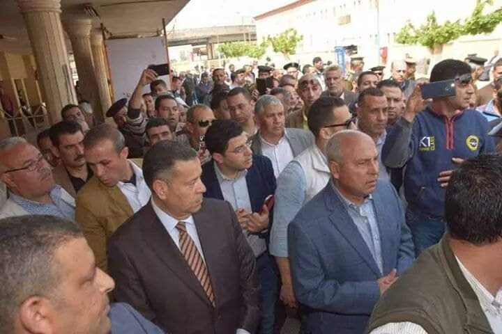بالصور.. وزير النقل يستقل جرار قطار ويتفقد محطة بني سويف