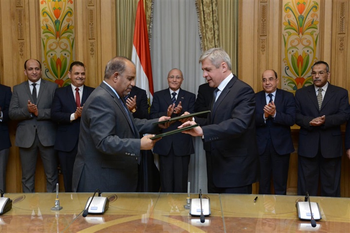 "العصار" و"المصيلحى" يشهدان توقيع مذكرة تفاهم مع شركة "سيلينجرو بروم" البيلاروسية