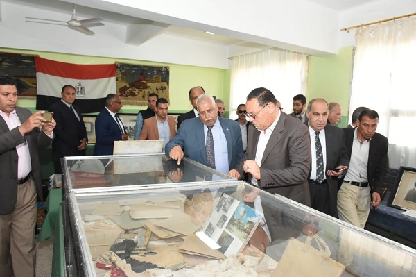 محافظ الشرقية يتفقد متحف شهداء مدرسة بحر البقر