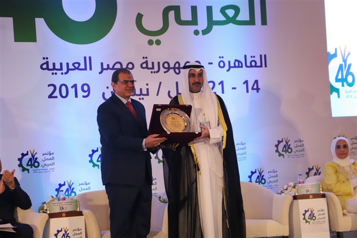 "المطيري" يهدي درع "العمل العربية" لـ "سعفان" و"أبو الغيط" و"عقيل" و"أبو سليمان" "المطيري" يهدي درع "العمل العربية" لـ "سعفان" و"أبو الغيط" و"عقيل" و"أبو سليمان"