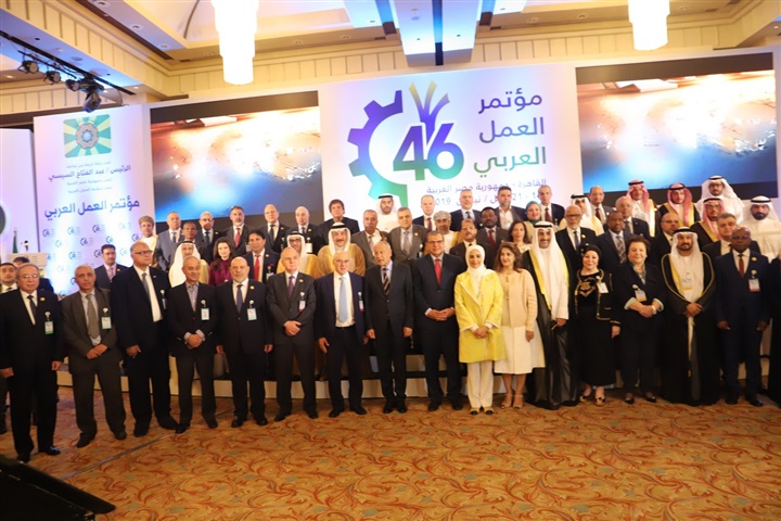 "المطيري" يهدي درع "العمل العربية" لـ "سعفان" و"أبو الغيط" و"عقيل" و"أبو سليمان" "المطيري" يهدي درع "العمل العربية" لـ "سعفان" و"أبو الغيط" و"عقيل" و"أبو سليمان"