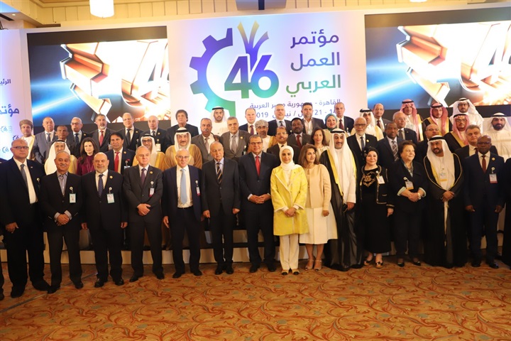 "المطيري" يهدي درع "العمل العربية" لـ "سعفان" و"أبو الغيط" و"عقيل" و"أبو سليمان" "المطيري" يهدي درع "العمل العربية" لـ "سعفان" و"أبو الغيط" و"عقيل" و"أبو سليمان"