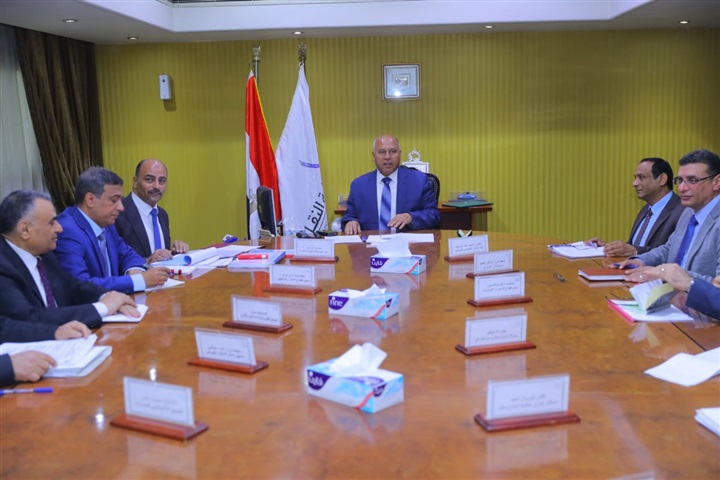 وزير النقل يجتمع برئيس وقيادات هيئة الطرق والكباري لمتابعة معدلات صيانة وإعادة تأهيل ورفع كفاءة عدد من الطرق 