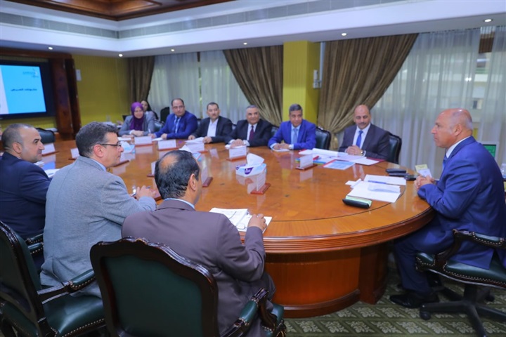 وزير النقل يجتمع برئيس وقيادات هيئة الطرق والكباري لمتابعة معدلات صيانة وإعادة تأهيل ورفع كفاءة عدد من الطرق 