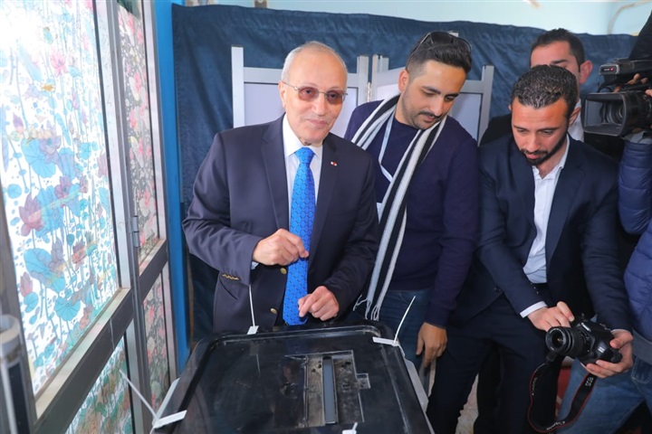 بالصور.. اللواء محمد العصار يدلي بصوته في الاستفتاء 