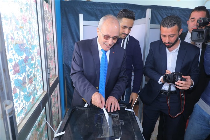 بالصور.. اللواء محمد العصار يدلي بصوته في الاستفتاء 