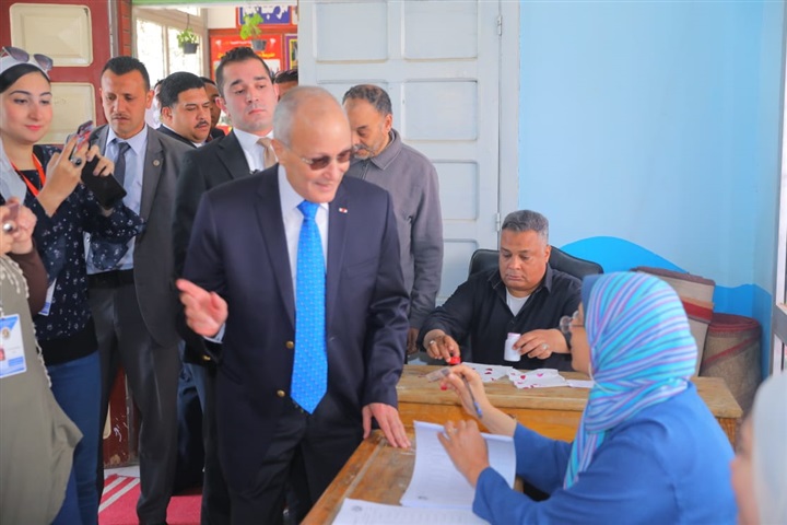 بالصور.. اللواء محمد العصار يدلي بصوته في الاستفتاء 