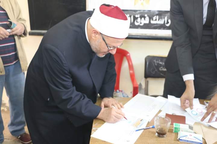 بالصور.. المفتي يدلي بصوته في التعديلات الدستورية 