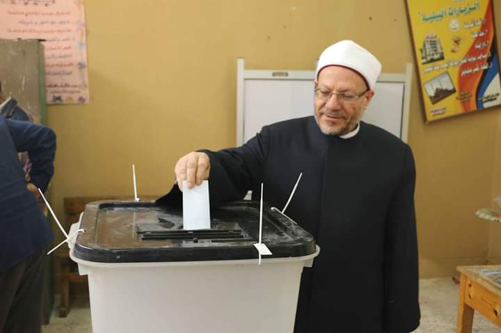 بالصور.. المفتي يدلي بصوته في التعديلات الدستورية 