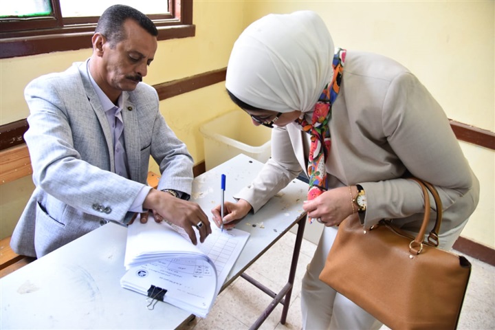 شاهد.. وزيرة الصحة تدلي بصوتها في الاستفتاء 