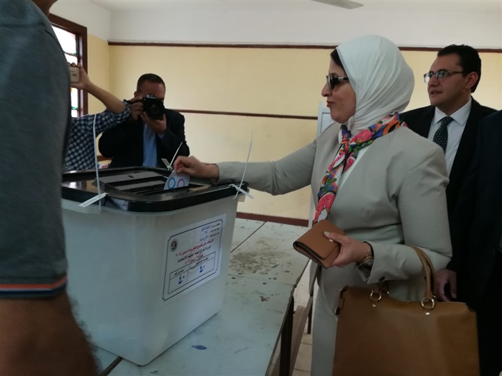شاهد.. وزيرة الصحة تدلي بصوتها في الاستفتاء 