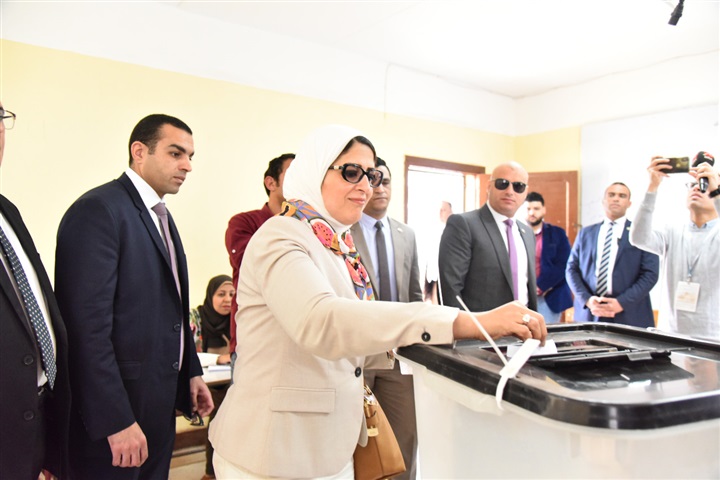 شاهد.. وزيرة الصحة تدلي بصوتها في الاستفتاء 