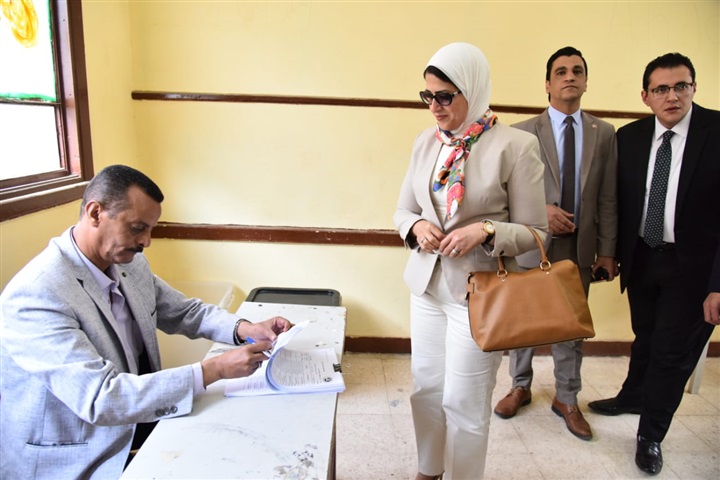 شاهد.. وزيرة الصحة تدلي بصوتها في الاستفتاء 
