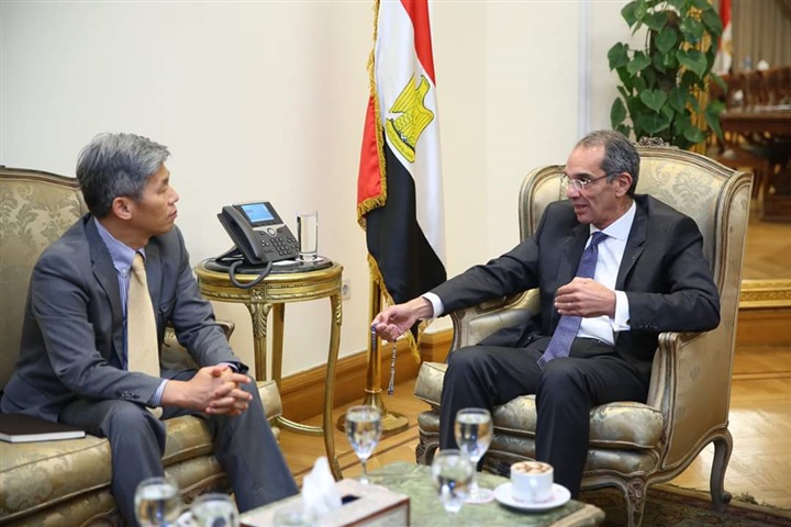 وزير الاتصالات يبحث مع شركة "LG" العالمية ضخ استثمارات جديدة في مصر