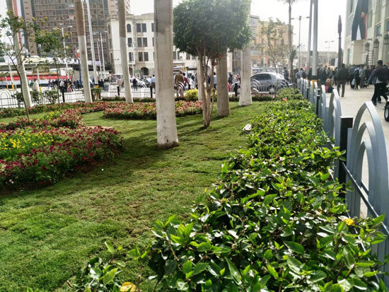 بالصور.. محطة مصر ترتدي حلتها الخضراء وتتزين بالورود لاستقبال زوارها 