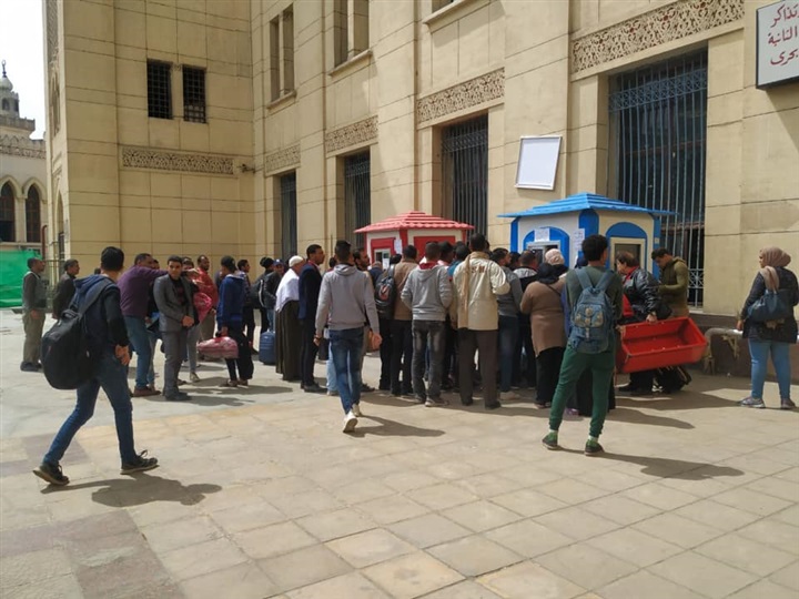 بالصور.. محطة مصر ترتدي حلتها الخضراء وتتزين بالورود لاستقبال زوارها 