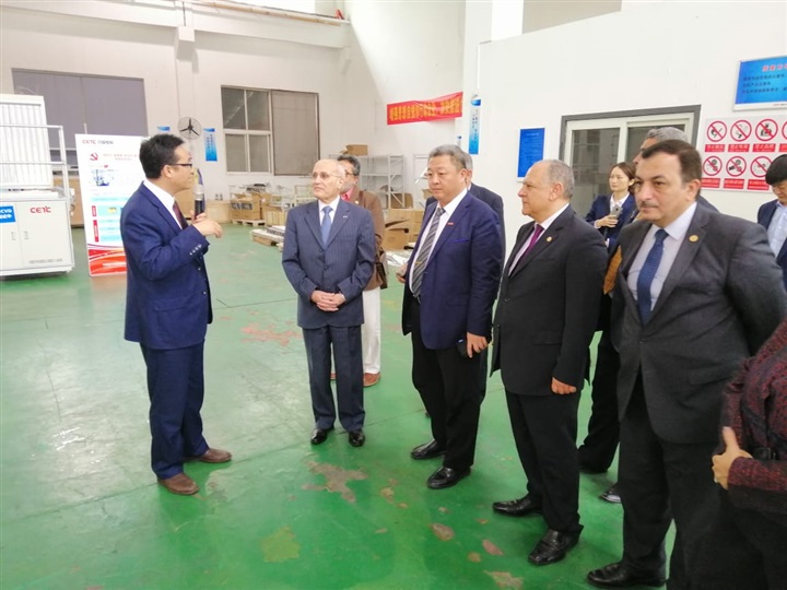"العصار" في جولة بالشركات الصينية لإقامة مشروع إنتاج ألواح الطاقة الشمسية في مصر