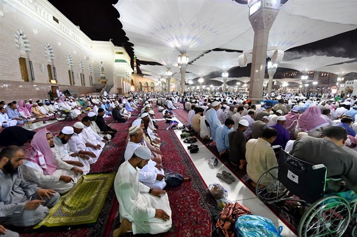 بالصور.. توافد المصلين والزوار على المسجد النبوي في شهر رمضان المبارك بالصور.. توافد المصلين والزوار على المسجد النبوي في شهر رمضان المبارك