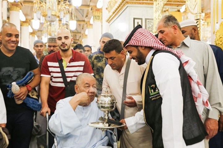 بعد تجديد سجاد باب السلام.. وحدة الطيب تبخير المسجد النبوي يوميًا خلال شهر رمضان بعد تجديد سجاد باب السلام.. وحدة الطيب تبخير المسجد النبوي يوميًا خلال شهر رمضان