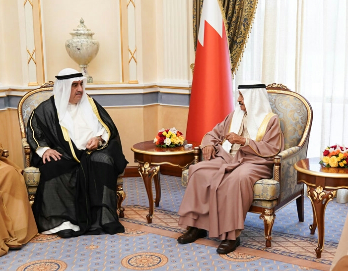 رئيس الوزراء البحريني يستقبل عدد من افراد العائلة المالكة ورئيس تحرير جريدة الخليج الكويتية رئيس الوزراء البحريني يستقبل عدد من افراد العائلة المالكة ورئيس تحرير جريدة الخليج الكويتية