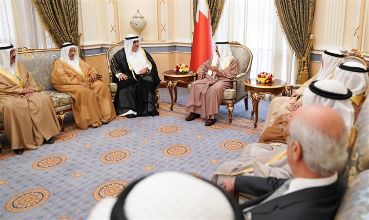 رئيس الوزراء البحريني يستقبل عدد من افراد العائلة المالكة ورئيس تحرير جريدة الخليج الكويتية رئيس الوزراء البحريني يستقبل عدد من افراد العائلة المالكة ورئيس تحرير جريدة الخليج الكويتية