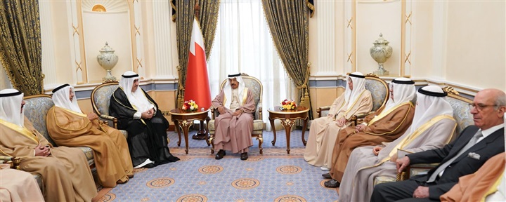 رئيس الوزراء البحريني يستقبل عدد من افراد العائلة المالكة ورئيس تحرير جريدة الخليج الكويتية رئيس الوزراء البحريني يستقبل عدد من افراد العائلة المالكة ورئيس تحرير جريدة الخليج الكويتية