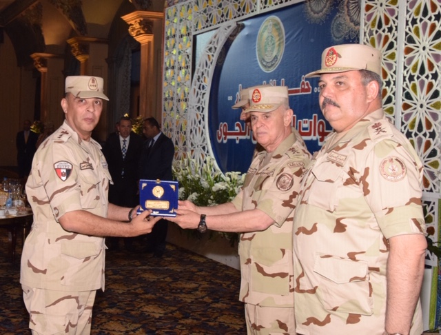 رئيس الأركان يشارك قوات الدفاع الجوى تناول الإفطار 
