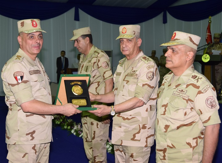 وزير الدفاع يتناول الإفطار مع مقاتلي المنطقة المركزية وقوات التدخل السريع وعدد من هيئات وإدارت القوات المسلحة وطلبه الكليات العسكرية 