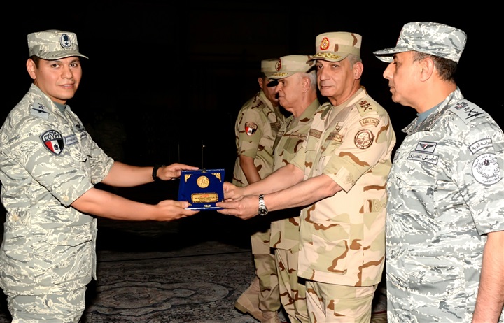 وزير الدفاع يلتقى مقاتلى القوات الجوية وطلبة الكلية الجوية ويشاركهم تناول الإفطار