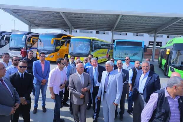 بالصور.. وزير النقل في جولة تفقدية بمصنع وسائل النقل mcv ممثل مرسيدس العالمية