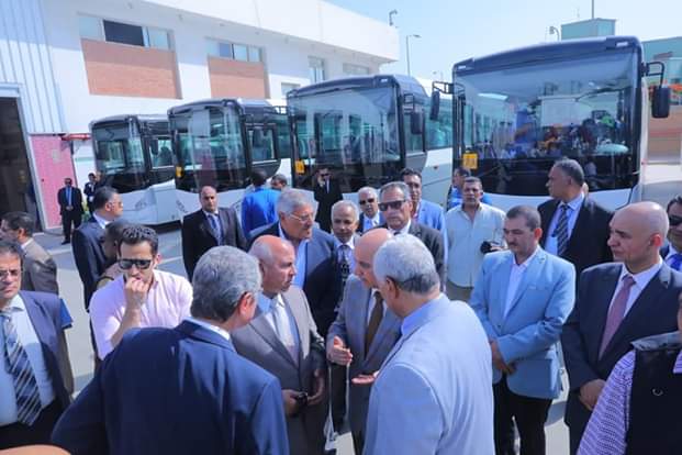 بالصور.. وزير النقل في جولة تفقدية بمصنع وسائل النقل mcv ممثل مرسيدس العالمية