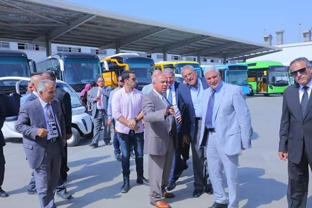 بالصور.. وزير النقل في جولة تفقدية بمصنع وسائل النقل mcv ممثل مرسيدس العالمية