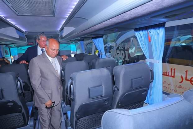 بالصور.. وزير النقل في جولة تفقدية بمصنع وسائل النقل mcv ممثل مرسيدس العالمية
