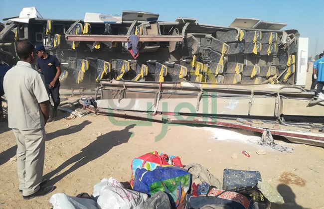 ننشر الصور الأولية لحادث انقلاب أتوبيس نقل عام بالصحراوي الغربي بقنا 