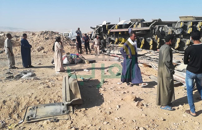 ننشر الصور الأولية لحادث انقلاب أتوبيس نقل عام بالصحراوي الغربي بقنا 