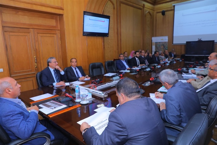 وزير النقل يعقد اجتماعًا موسعًا مع قيادات السكك الحديدية لمتابعة آخر المستجدات 