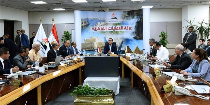 رئيس الوزراء.. يُتابع من غرفة عمليات مجلس الوزراء توافر المنتجات البترولية وتطبيق تعريفة الركوب الجديدة