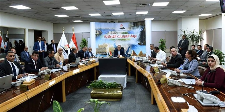 رئيس الوزراء.. يُتابع من غرفة عمليات مجلس الوزراء توافر المنتجات البترولية وتطبيق تعريفة الركوب الجديدة