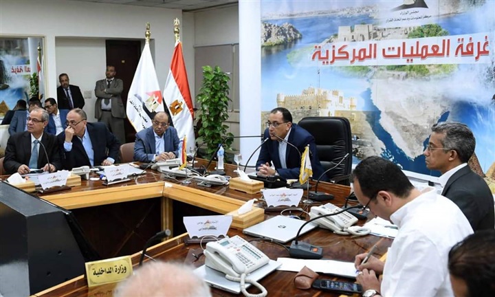 رئيس الوزراء.. يُتابع من غرفة عمليات مجلس الوزراء توافر المنتجات البترولية وتطبيق تعريفة الركوب الجديدة