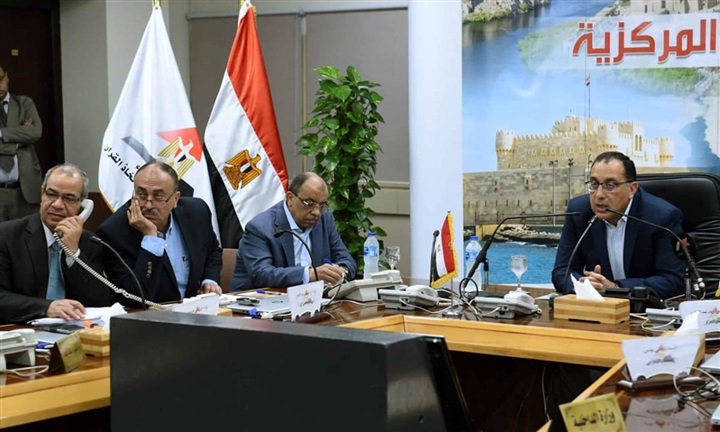 رئيس الوزراء.. يُتابع من غرفة عمليات مجلس الوزراء توافر المنتجات البترولية وتطبيق تعريفة الركوب الجديدة