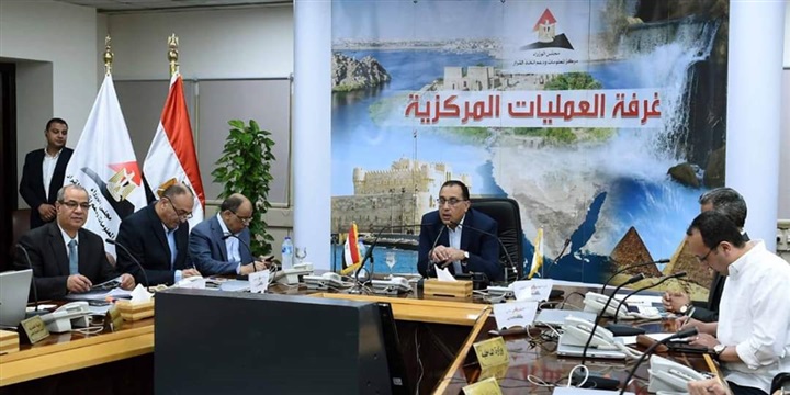 رئيس الوزراء.. يُتابع من غرفة عمليات مجلس الوزراء توافر المنتجات البترولية وتطبيق تعريفة الركوب الجديدة