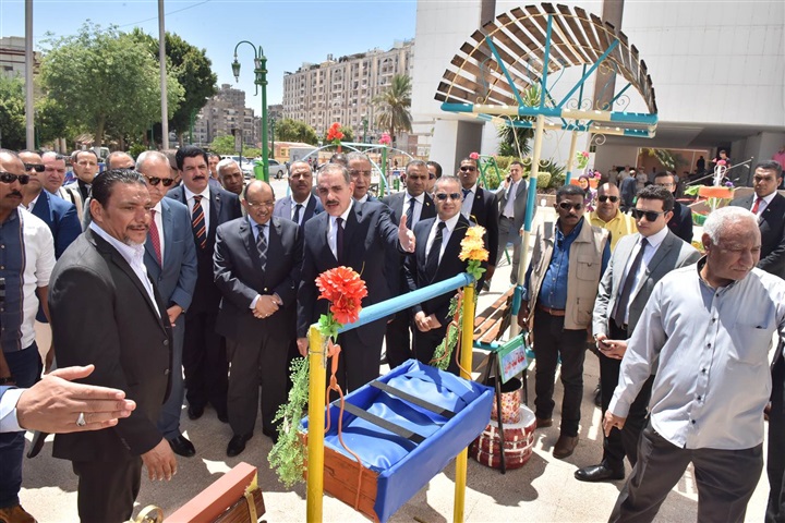 وزير التنمية المحلية ومحافظ أسيوط يفتتحان معرض منتجات مدارس التعليم الفني 