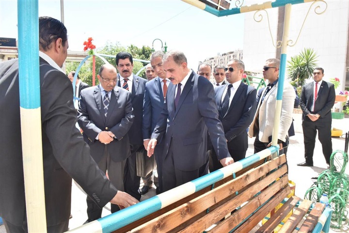 وزير التنمية المحلية ومحافظ أسيوط يفتتحان معرض منتجات مدارس التعليم الفني 