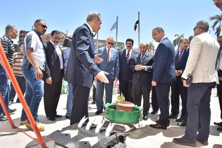 وزير التنمية المحلية ومحافظ أسيوط يفتتحان معرض منتجات مدارس التعليم الفني 