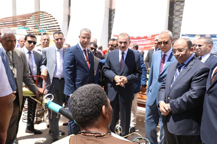وزير التنمية المحلية ومحافظ أسيوط يفتتحان معرض منتجات مدارس التعليم الفني 