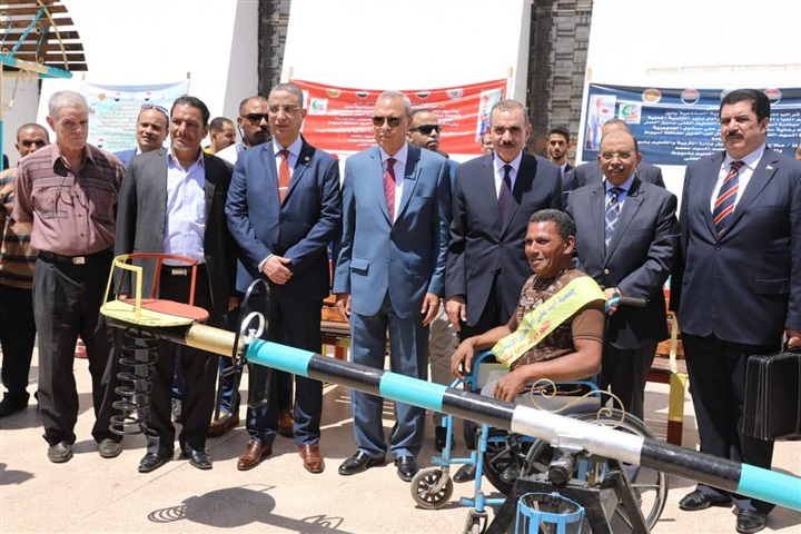 وزير التنمية المحلية ومحافظ أسيوط يفتتحان معرض منتجات مدارس التعليم الفني 