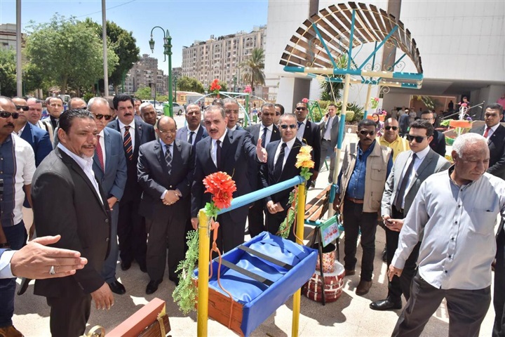 وزير التنمية المحلية ومحافظ أسيوط يفتتحان معرض منتجات مدارس التعليم الفني 