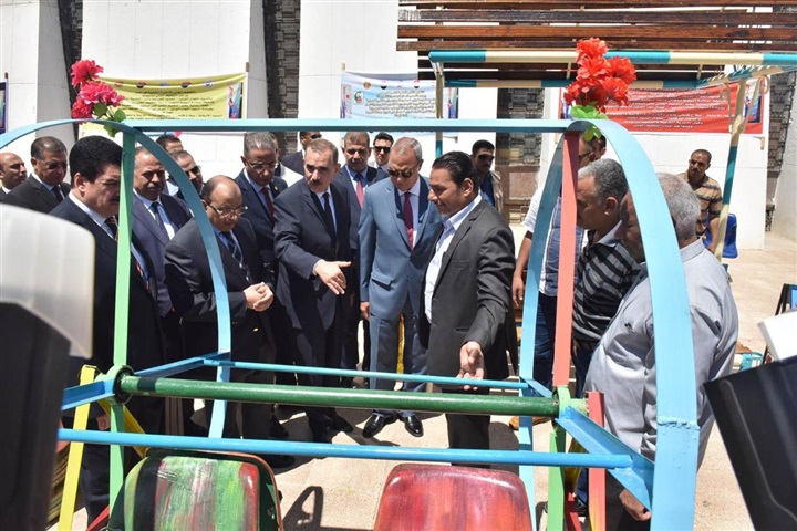 وزير التنمية المحلية ومحافظ أسيوط يفتتحان معرض منتجات مدارس التعليم الفني 