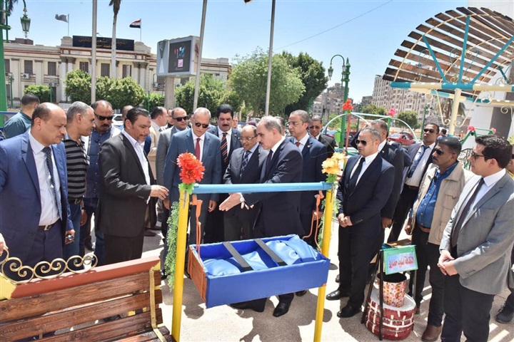 وزير التنمية المحلية ومحافظ أسيوط يفتتحان معرض منتجات مدارس التعليم الفني 