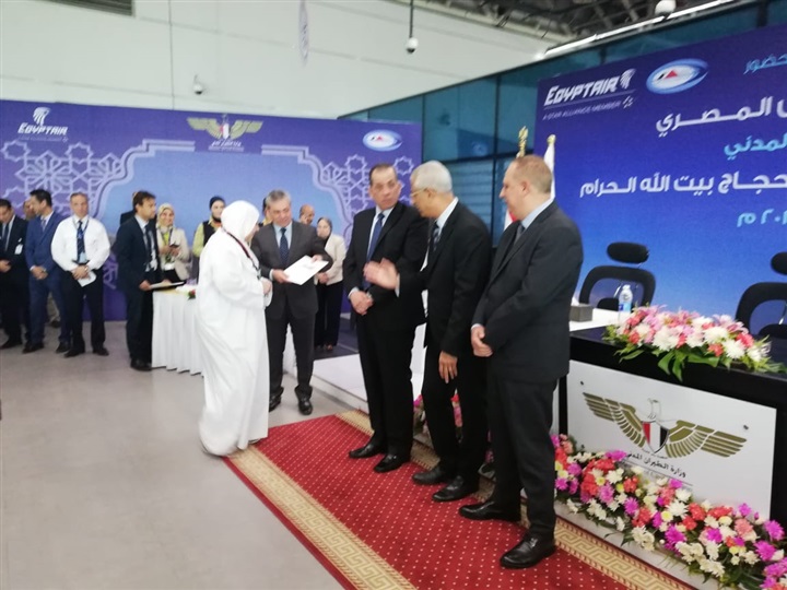 مصر للطيران تقدم تذاكر مجانية وتخفيضات احتفالا بتوديع أول رحلات الحج 